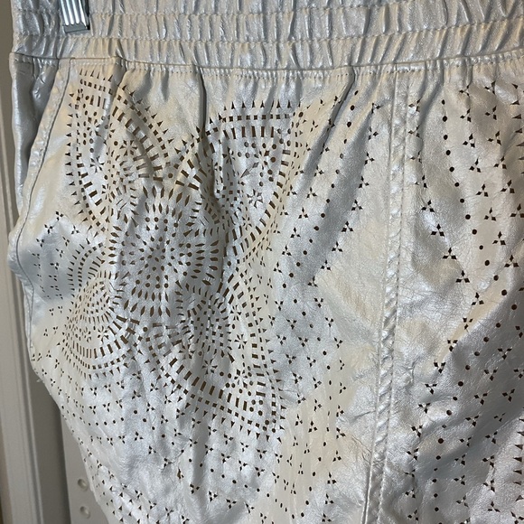 19. Blank NYC White Athletic Shorts Eyelet Elastic Waistband Size 31 - Picture 3 of 6